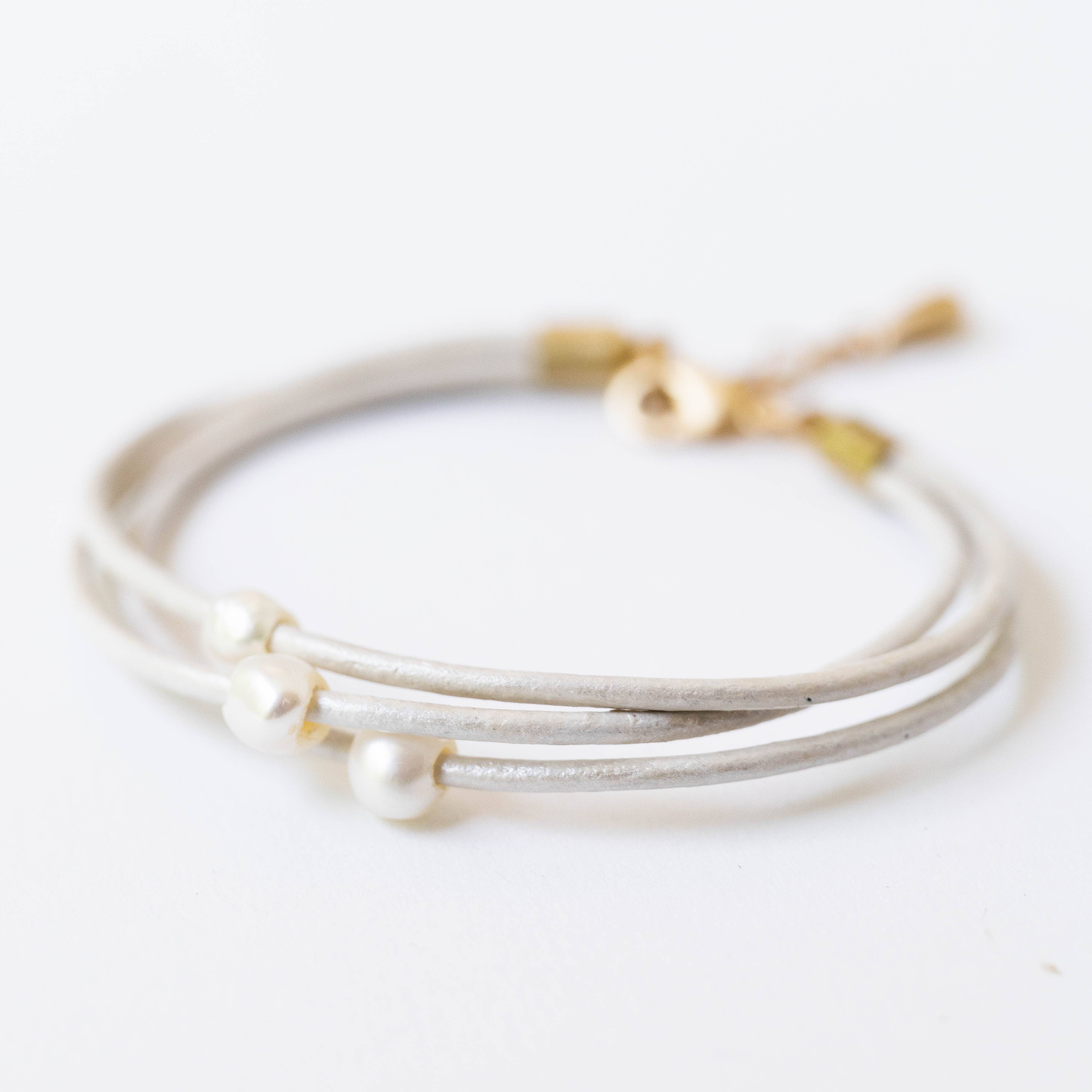 Pearl and leather adjustable shimmer bracelet SILVER