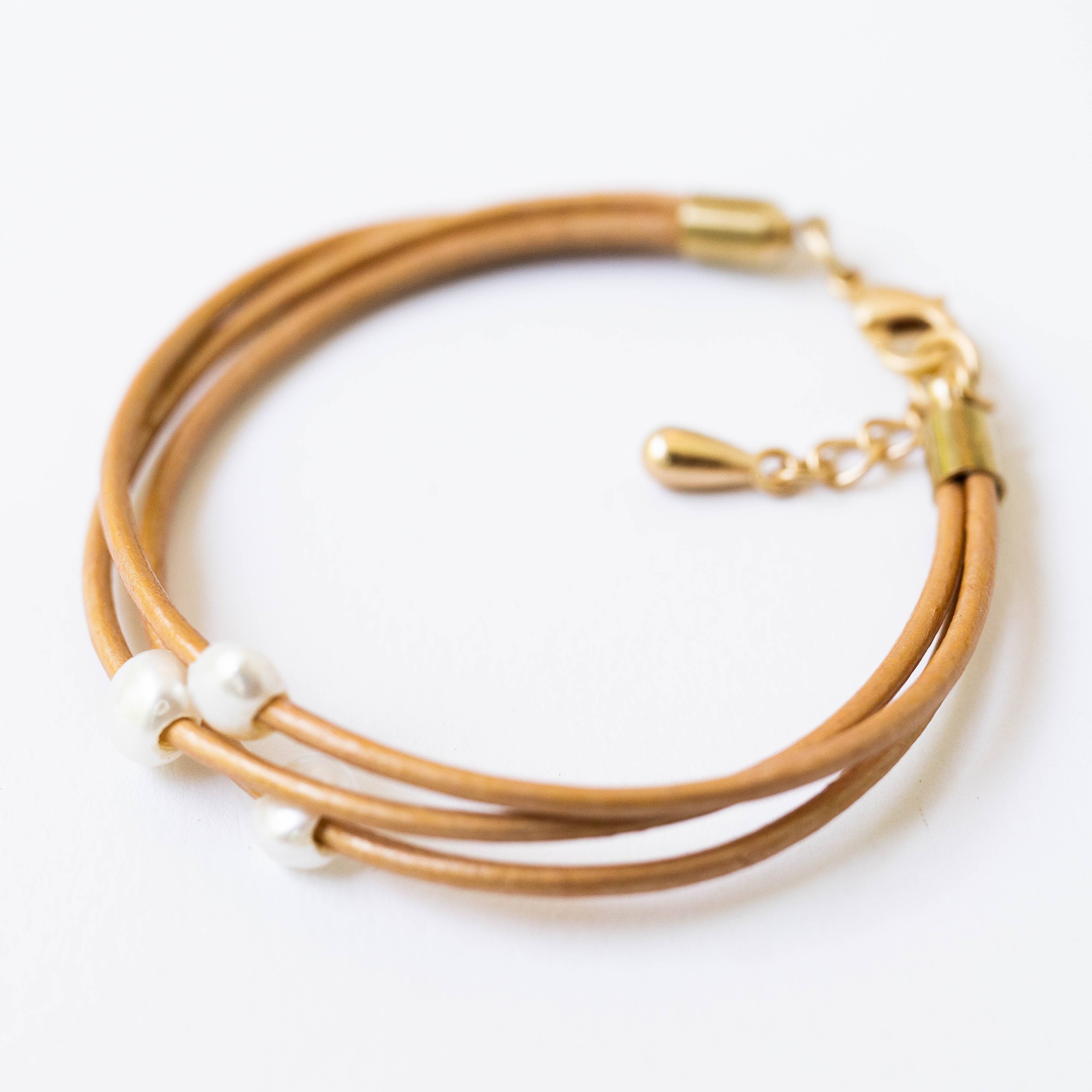 Pearl and leather adjustable shimmer bracelet GOLD