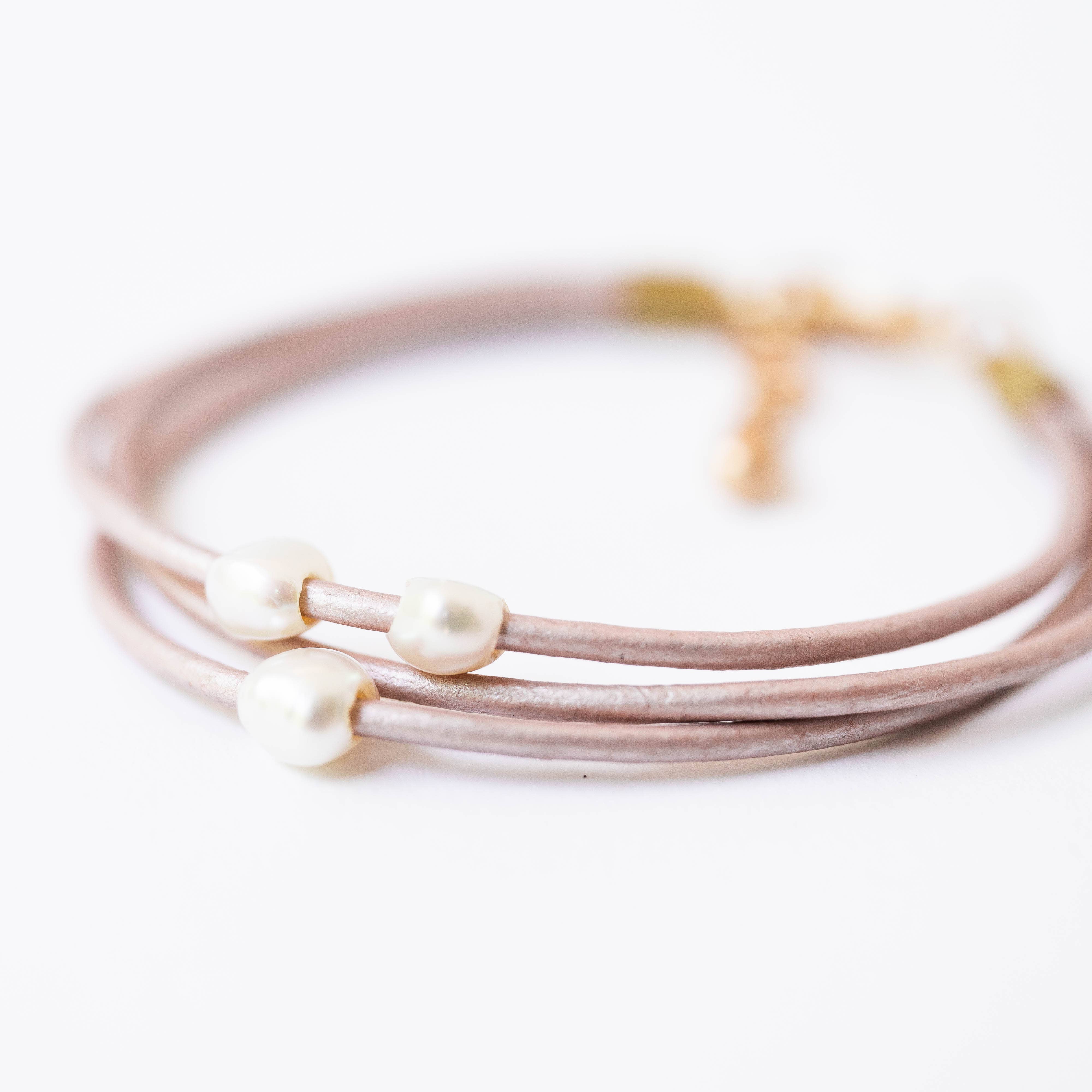 Pearl and leather adjustable shimmer bracelet PALE BLUSH